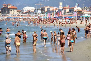 spiaggia toscana folla