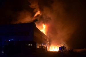 incendio notte fabbrica 2