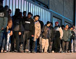 stranieri migranti fila