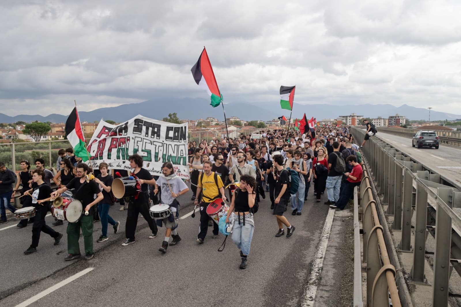 “Basta guerra, Palestina libera”, a Pisa migliaia di persone in corteo. Bloccata per un’ora la FIPILI – AUDIO / FOTO