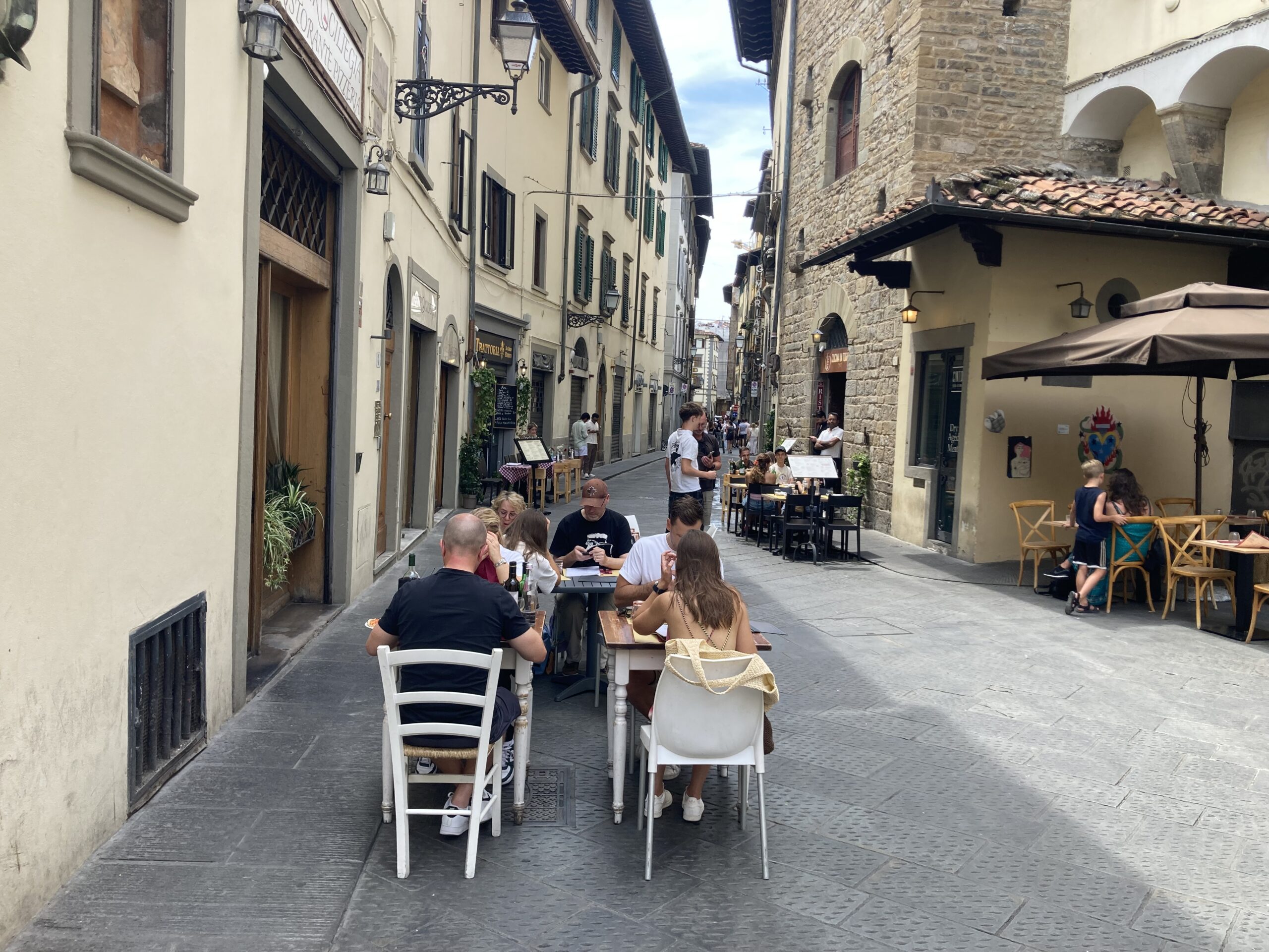 “Tavolini abusivi”, residenti presentano un esposto in Procura – ASCOLTA