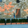 Imbrattata la facciata di Palazzo Vecchio: “No ai sussidi per il fossile”. Anche Nardella a ripulire: “Barbari” – VIDEO / AUDIO
