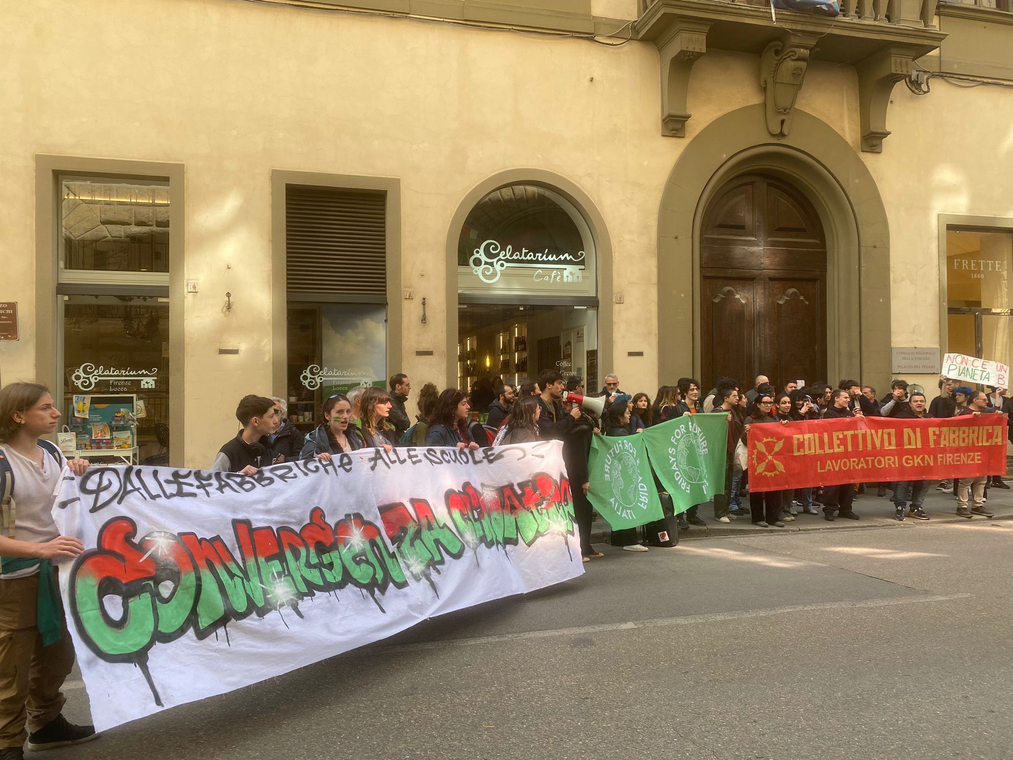 “Clima, guerra, lavoro: cambiare si deve”. Oggi di nuovo in piazza i Fridays for Future. Nel pomeriggio biciclettata in centro – ASCOLTA