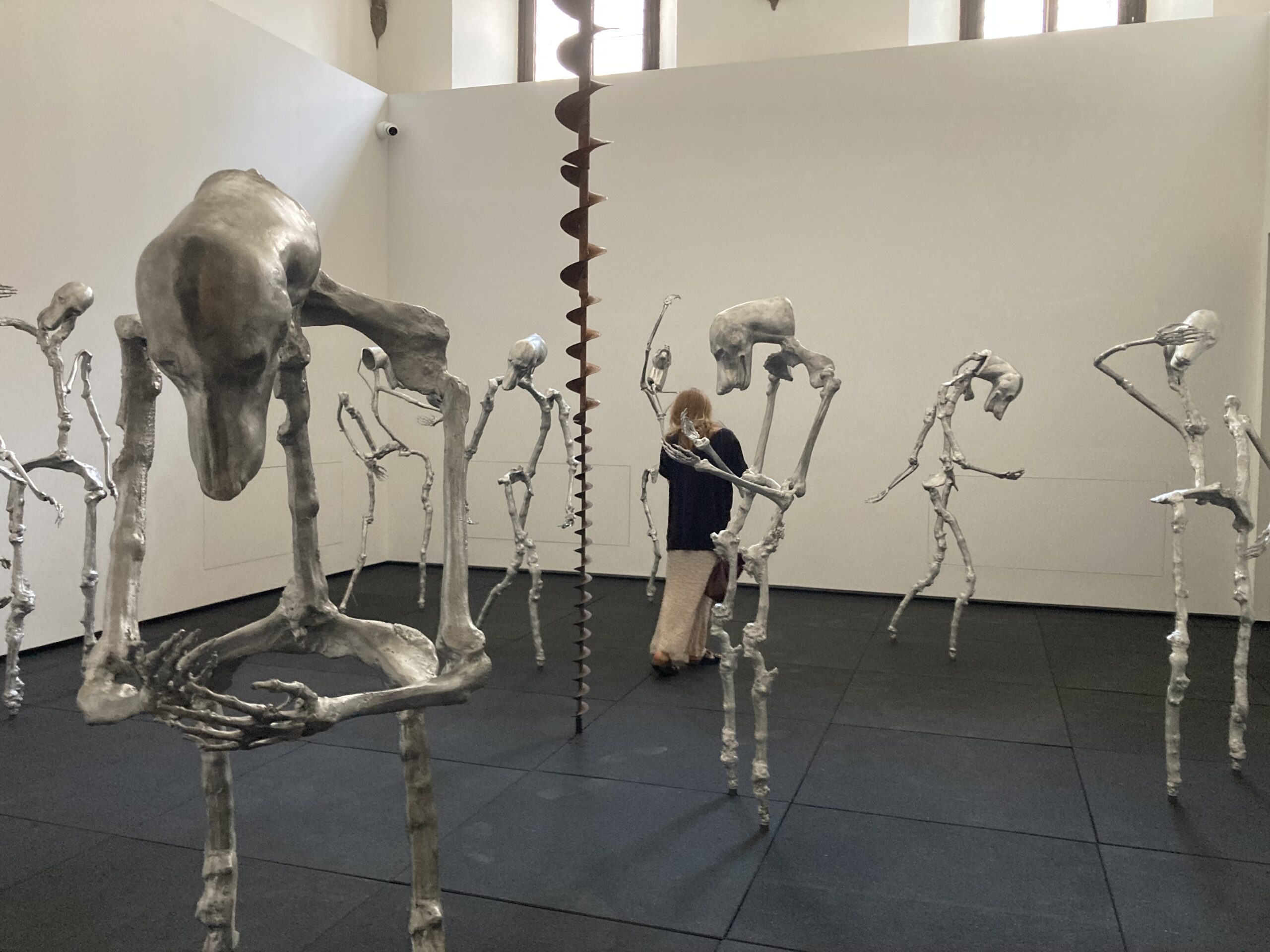 A Palazzo Strozzi gli “hollow man” di Giulia Cenci inaugurano il nuovo “Project Space” – ASCOLTA