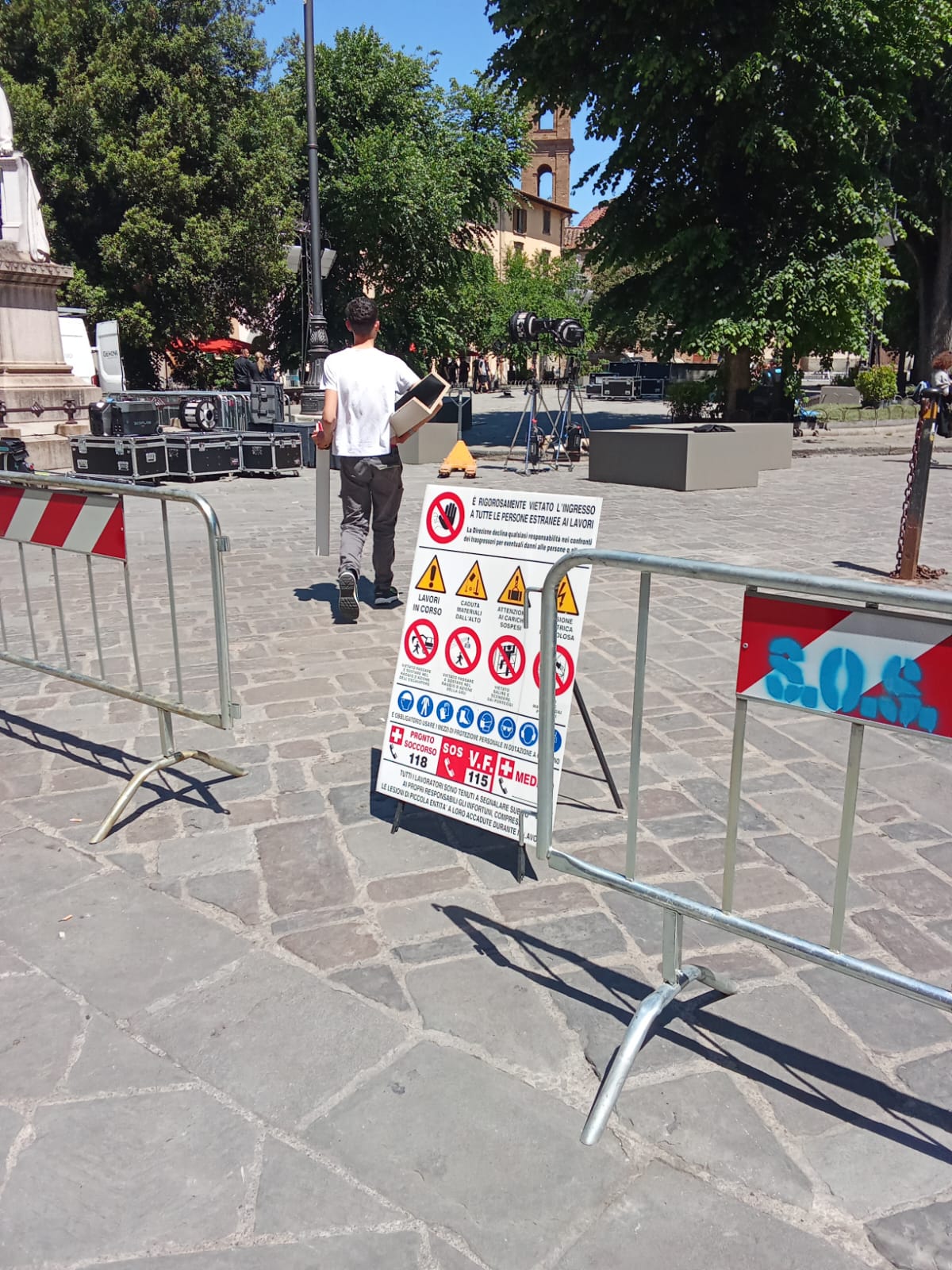 Sfilata Gucci, la protesta dei residenti: alle 18,30 una passeggiata simbolica per “riprendersi” piazza S. Spirito – ASCOLTA