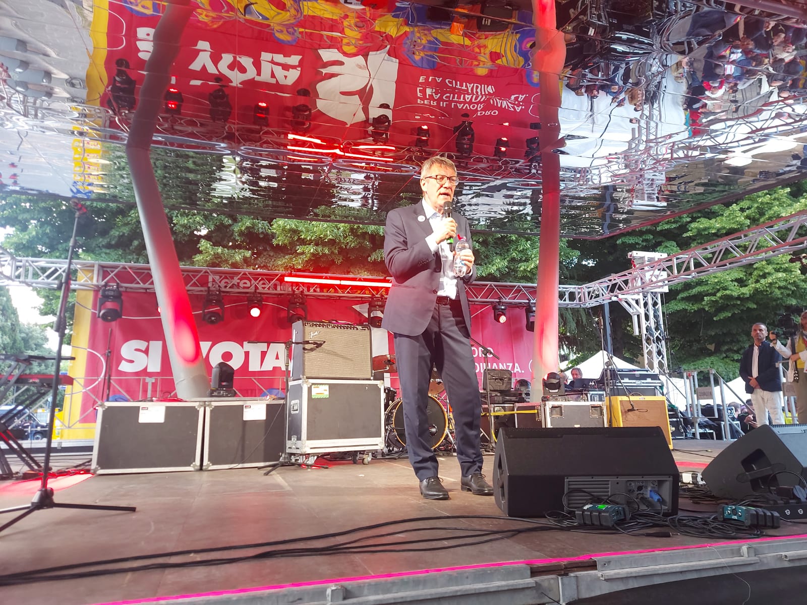 In 5.000 al concerto per il referendum. Landini: “Più ci silenziano, più spingono la gente al voto” – ASCOLTA