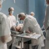 Medici, c’è l’ok al nuovo contratto. Ma alla sanità “tagliati” quasi 19 miliardi. Anaao-Assomed: “Il governo metta risorse” – ASCOLTA
