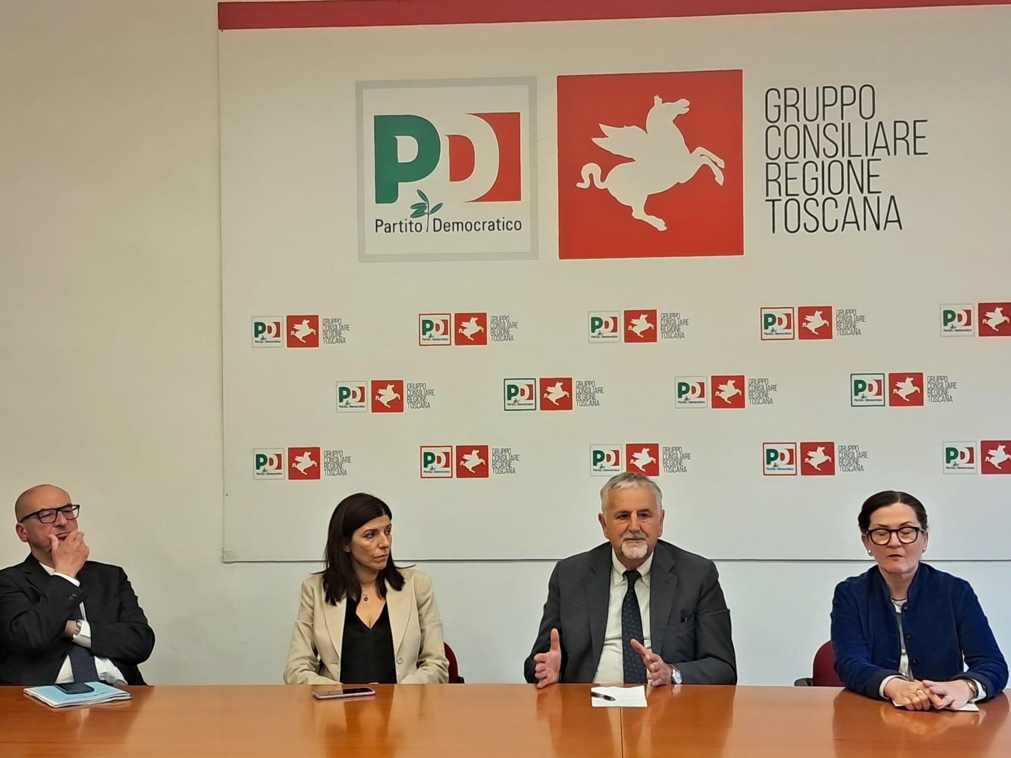 Rinnovabili, la Toscana pronta a riscrivere le norme sulle aree idonee: “Coniugare transizione energetica e salvaguardia agricola” – ASCOLTA