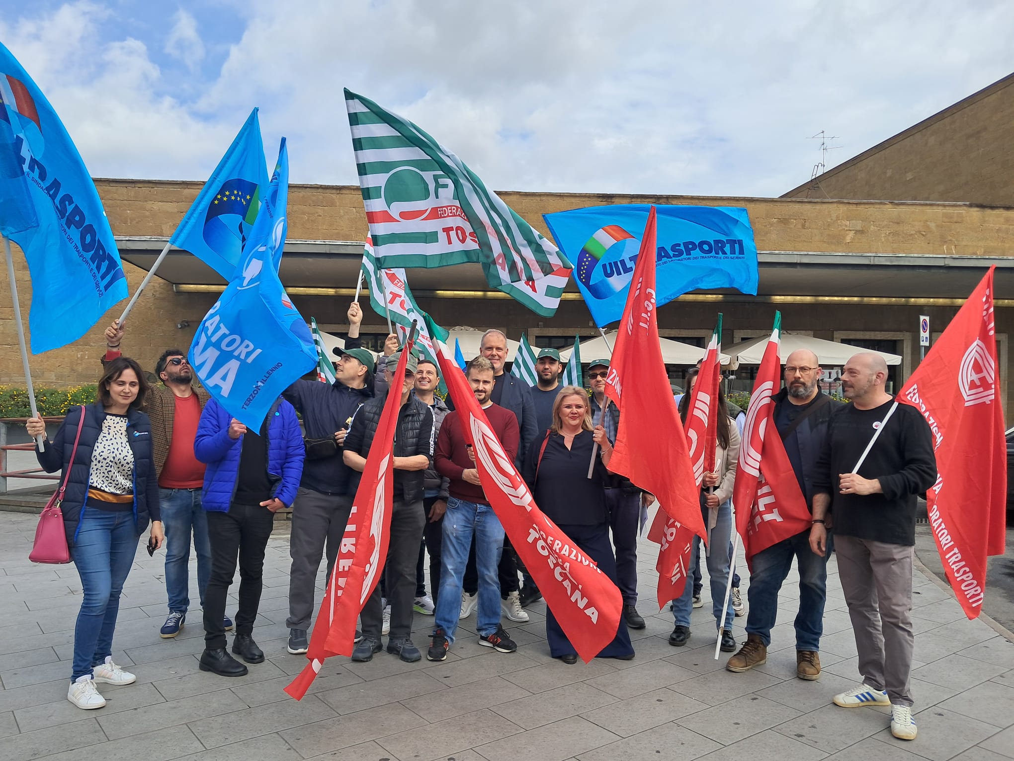 Decine di cancellazioni e pesanti ritardi per lo sciopero dei lavoratori di Ferrovie: “Contratto scaduto da 18 mesi” – ASCOLTA