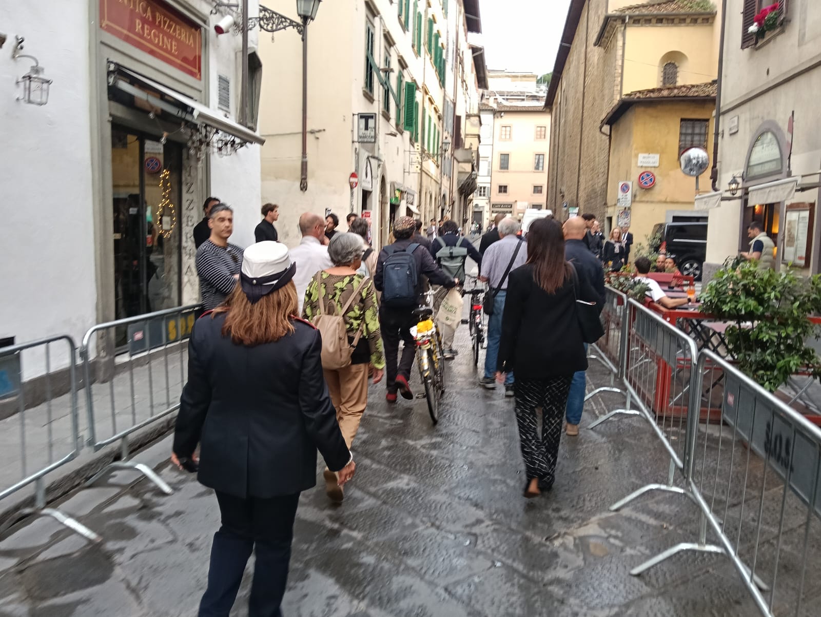 Santo Spirito, Gucci sfila nella piazza “blindata”. Alcuni attivisti “scortati” dalla Digos: “Triste, trattati come pericolosi criminali” – AUDIO / FOTO