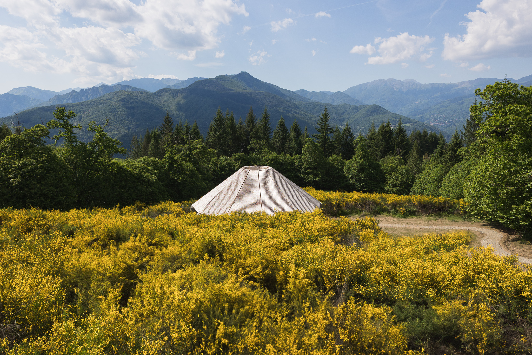 Riapre con otto nuove istallazioni permanenti “Oasy Contemporary Art and Architecture” sull’Appennino Pistoiese – ASCOLTA