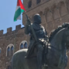 Bandiera Palestina su statua in piazza della Signoria a Firenze