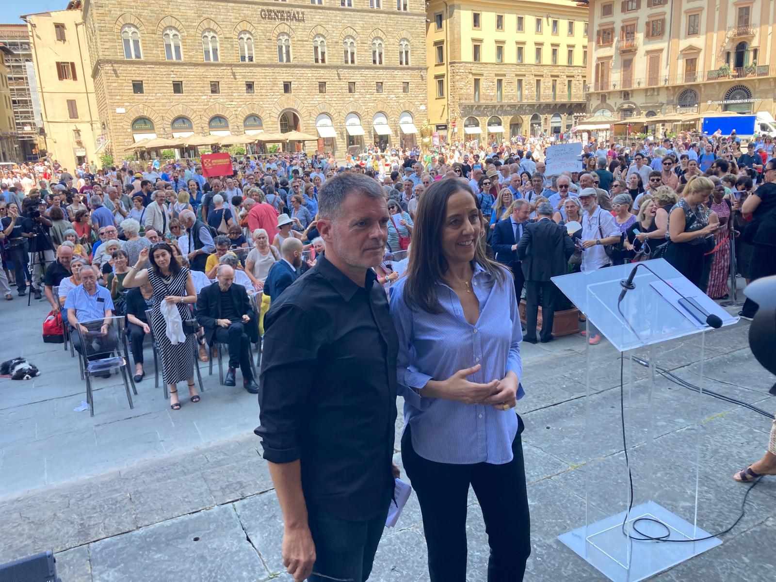 Declassamento Pergola, Funaro e Massini in piazza Signoria: “Cultura sotto attacco”, dal governo “bullismo istituzionale” – AUDIO / FOTO
