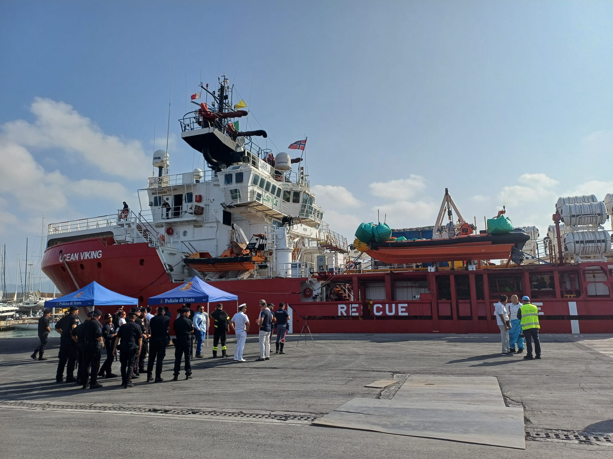 Migranti, in 70 sbarcati stamani a Carrara dalla Ocean Viking – FOTO