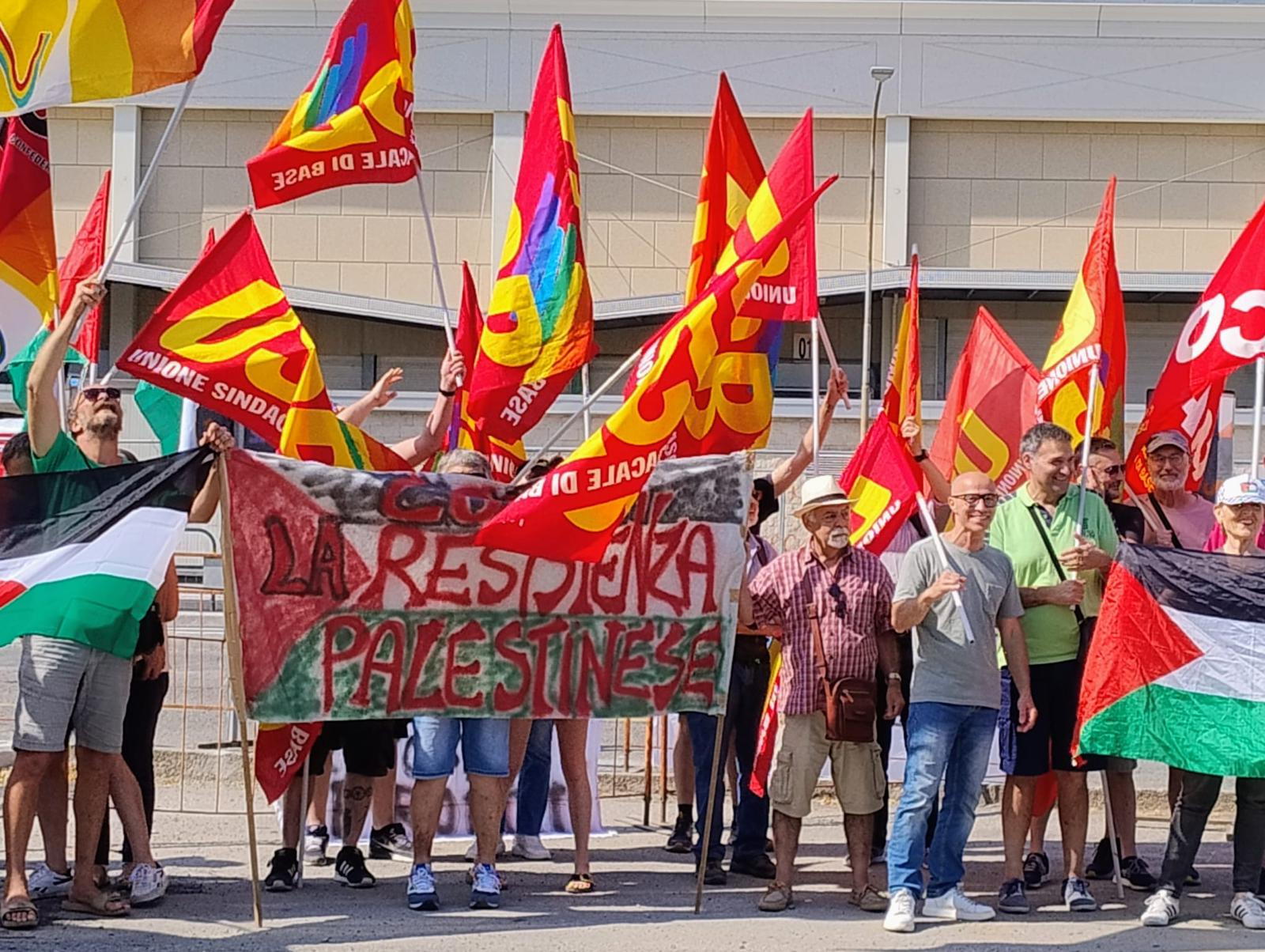 “Per il disarmo e per il welfare”. Sciopero sindacati di base, presidi a Firenze e Pisa – AUDIO / FOTO