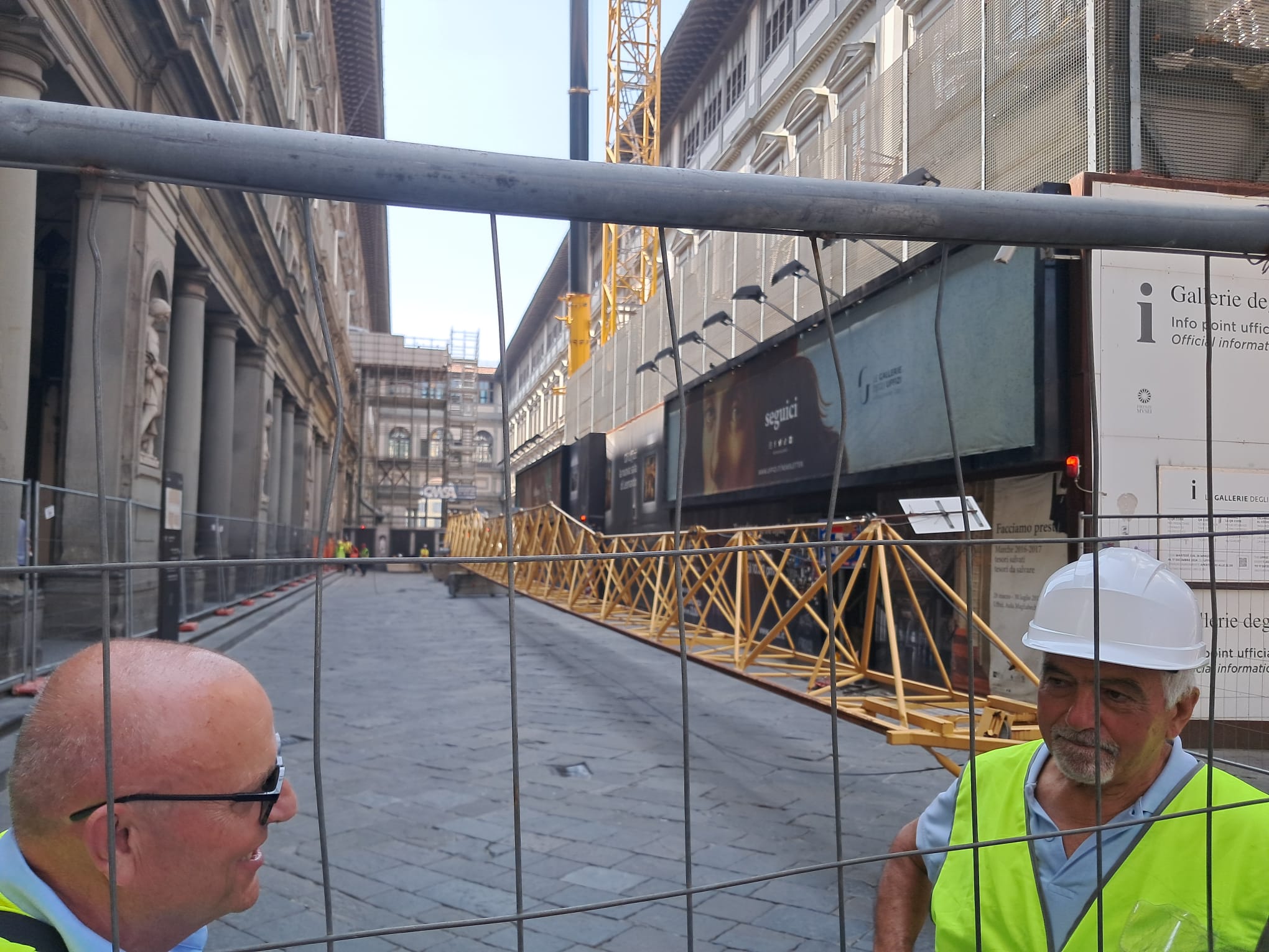 Uffizi, iniziata la rimozione della gru del cantiere. Era lì da 19 anni – FOTO / AUDIO