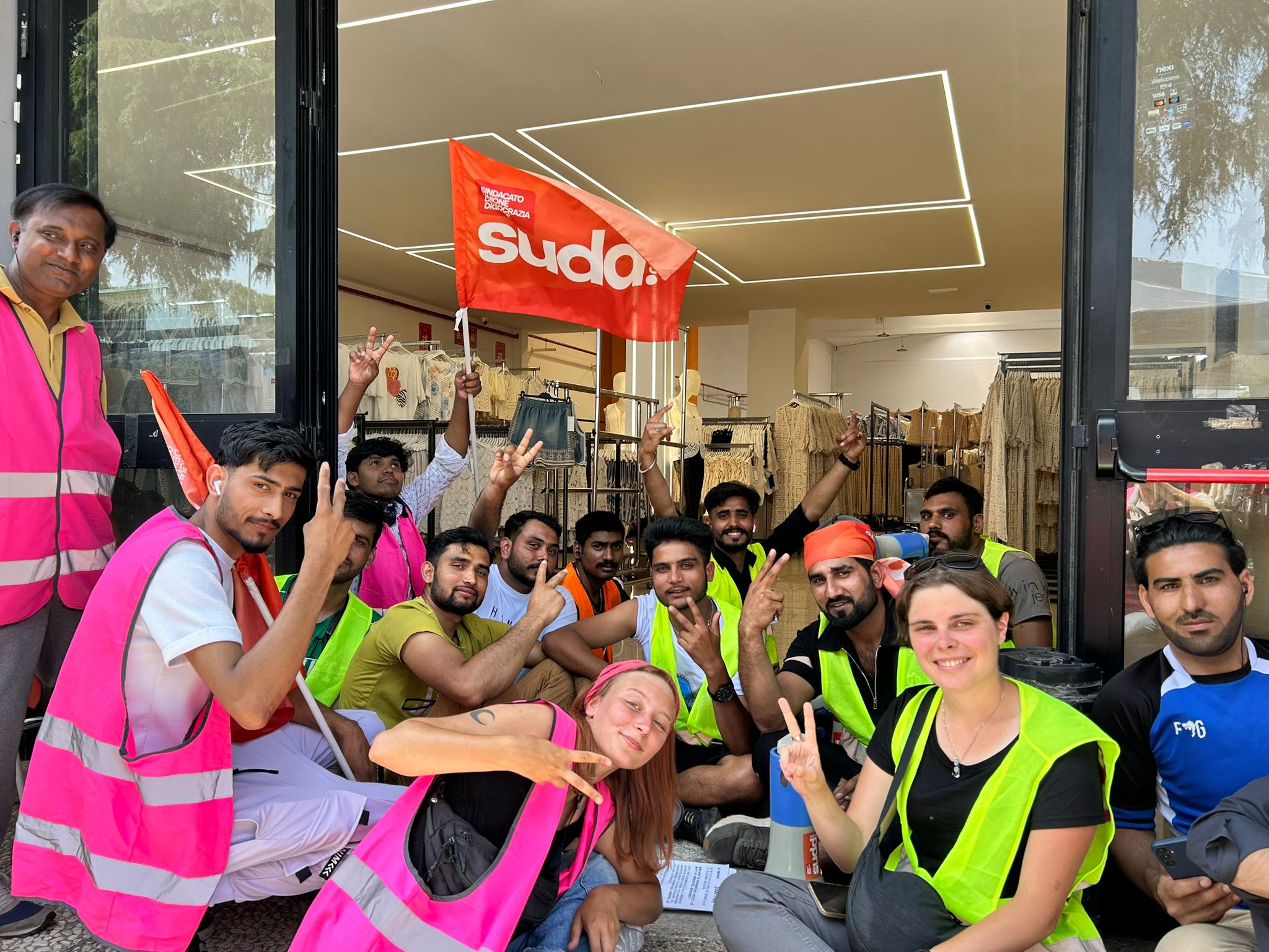 Strikedays al Macrolotto. 28 accordi su 28 scioperi portano a circa 300 nuovi contratti regolari. Sudd Cobas: “Risultato importante in un distretto che si riteneva insindacalizzabile” – ASCOLTA