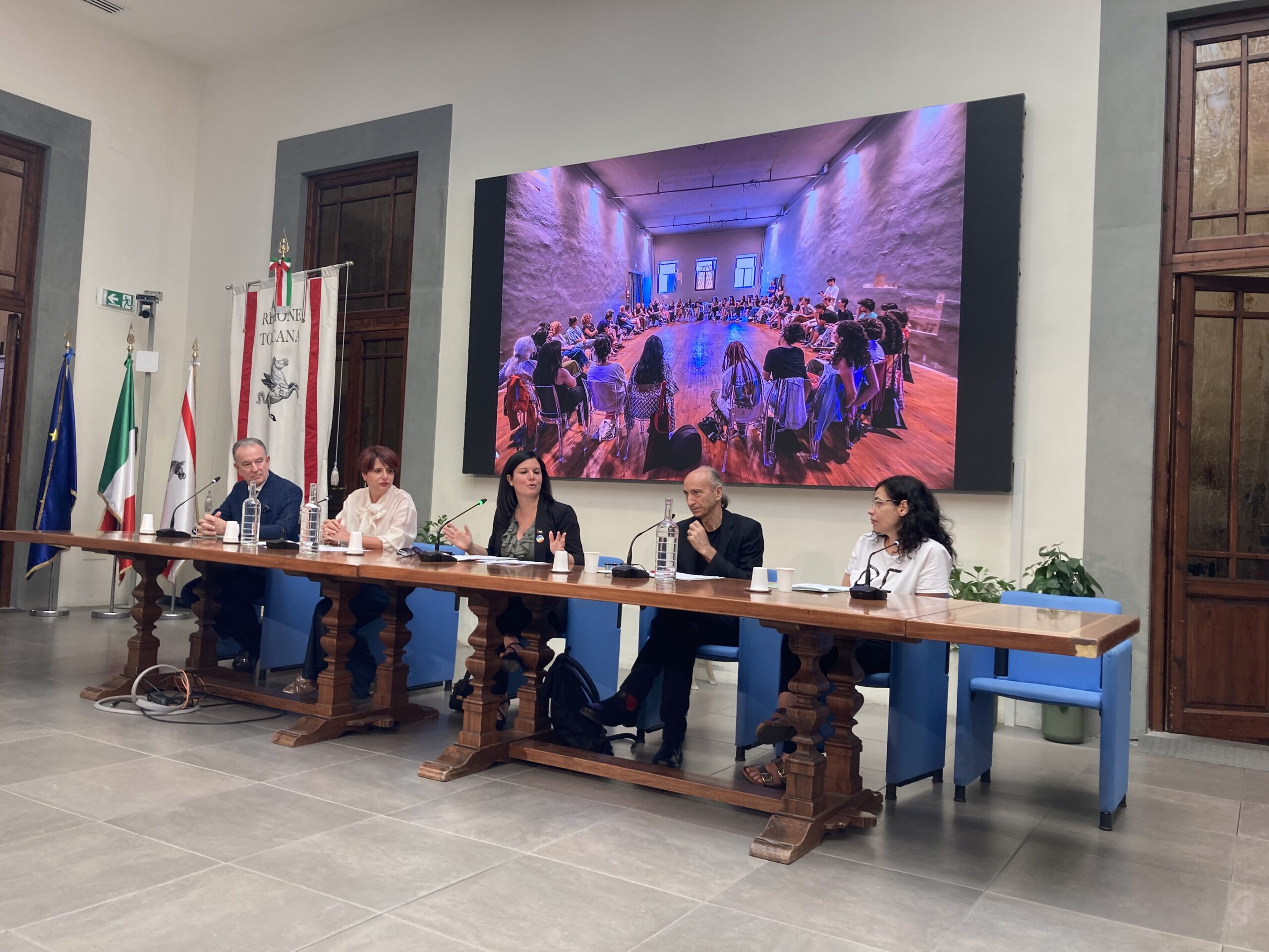 “Cenerentola” è il nuovo spettacolo della Compagnia della Fortezza al debutto dentro e fuori dal carcere di Volterra – ASCOLTA