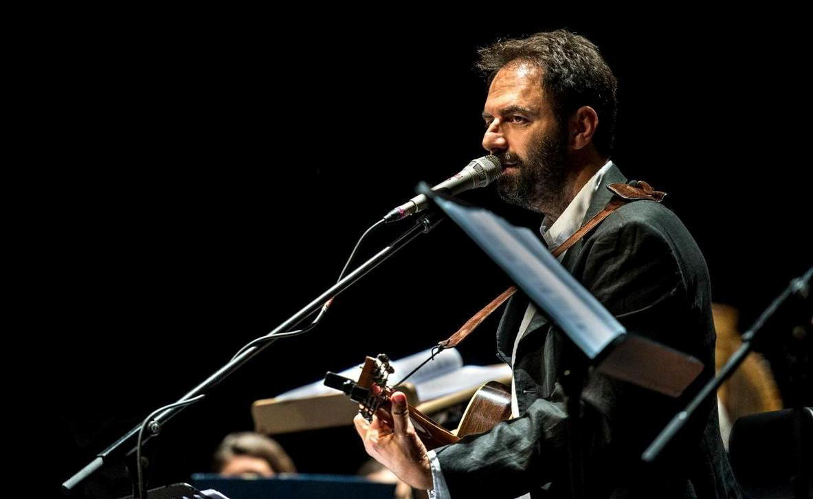 “Piccole fragilissime note”, è il concerto per Paolo Benvegnù con Neri Marcorè. “Lo ricorderemo col sorriso e l’affetto che ha seminato in giro” – ASCOLTA