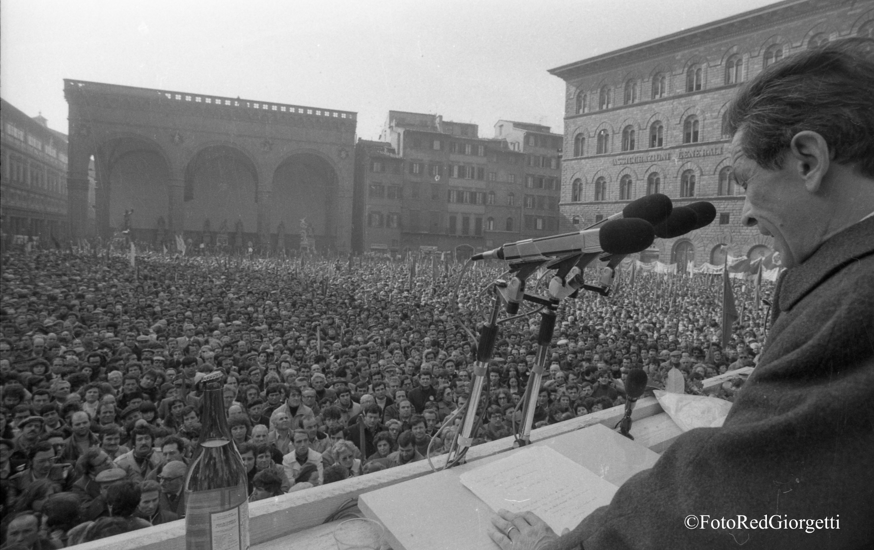 “I luoghi e le parole di Enrico Berlinguer”, arriva al Mandela Forum la mostra dedicata alla vita e alla carriera del leader del PCI – ASCOLTA