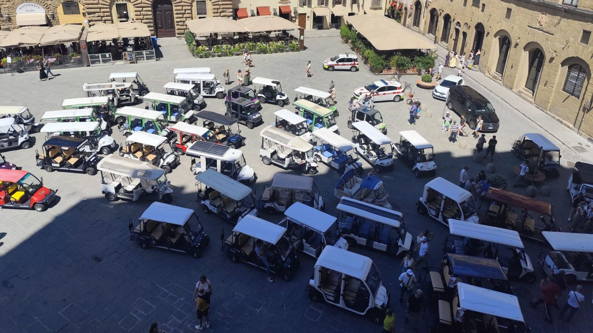 Caddy e golf car, la protesta in piazza Signoria non ferma la giunta: “Possibili correttivi, ma era necessario intervenire sui numeri” – ASCOLTA