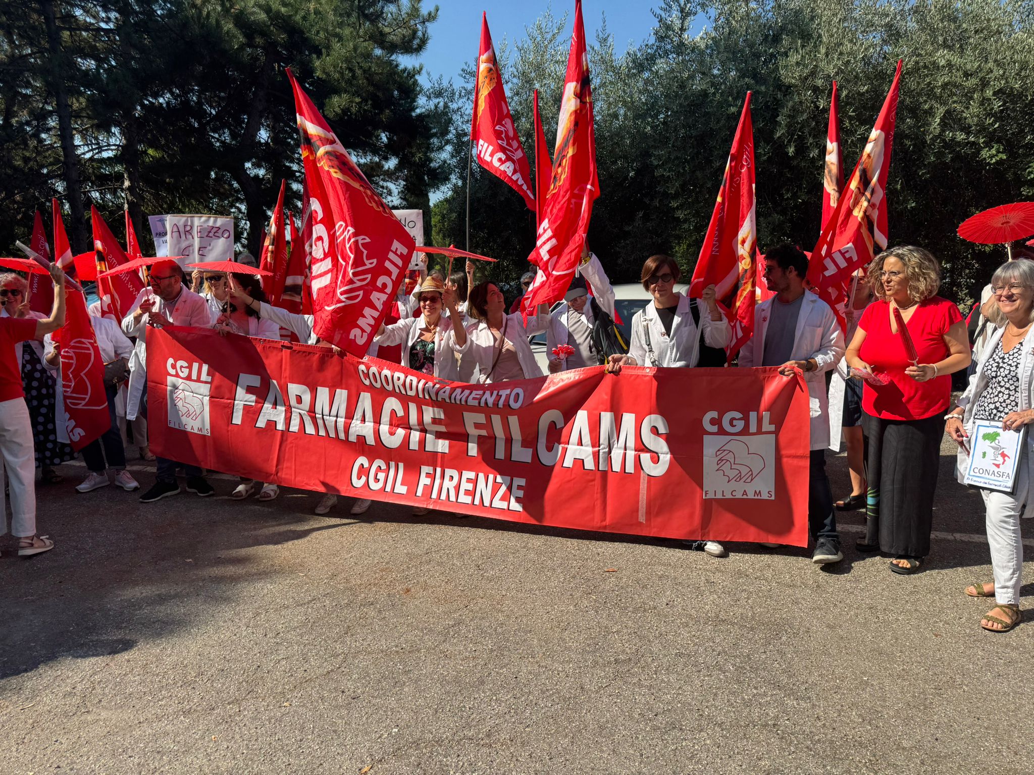 Farmacie private, sciopero e presidio a Firenze: “Federfarma metta più soldi per il rinnovo del contratto di lavoro” – ASCOLTA