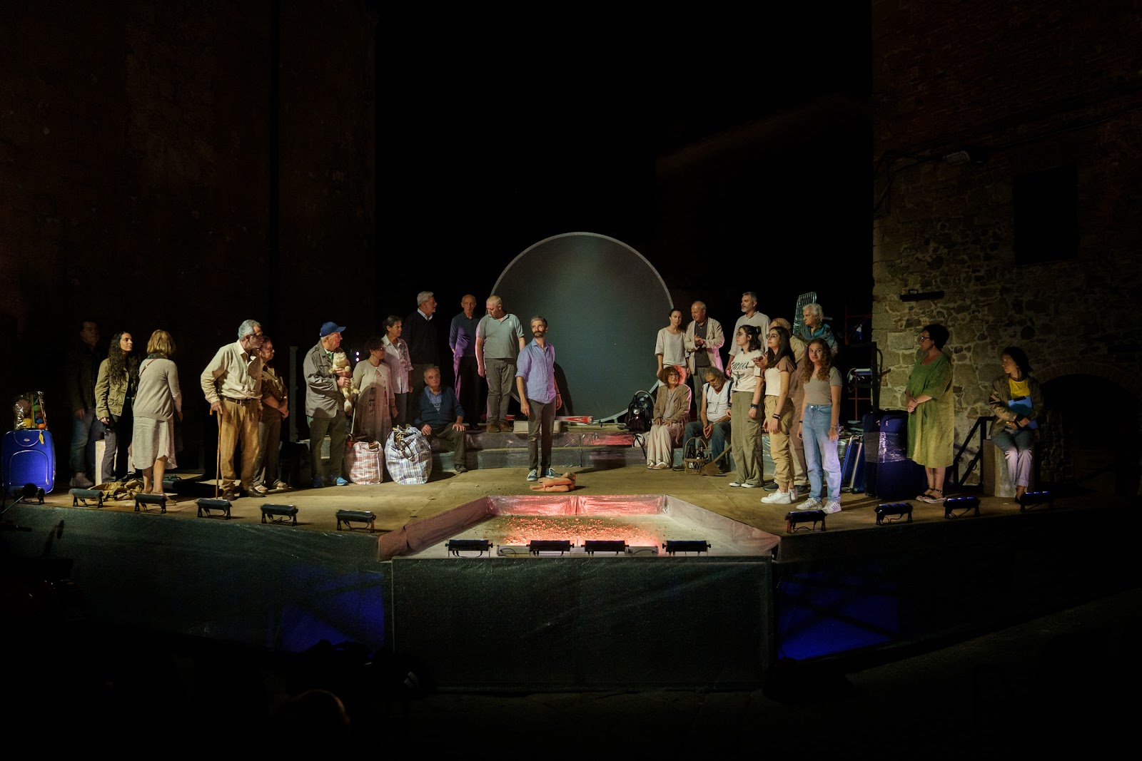 Calo demografico, turismo di lusso e spopolamento al centro de “La casa silente”, il 59° autodramma del Teatro Povero di Monticchiello – ASCOLTA