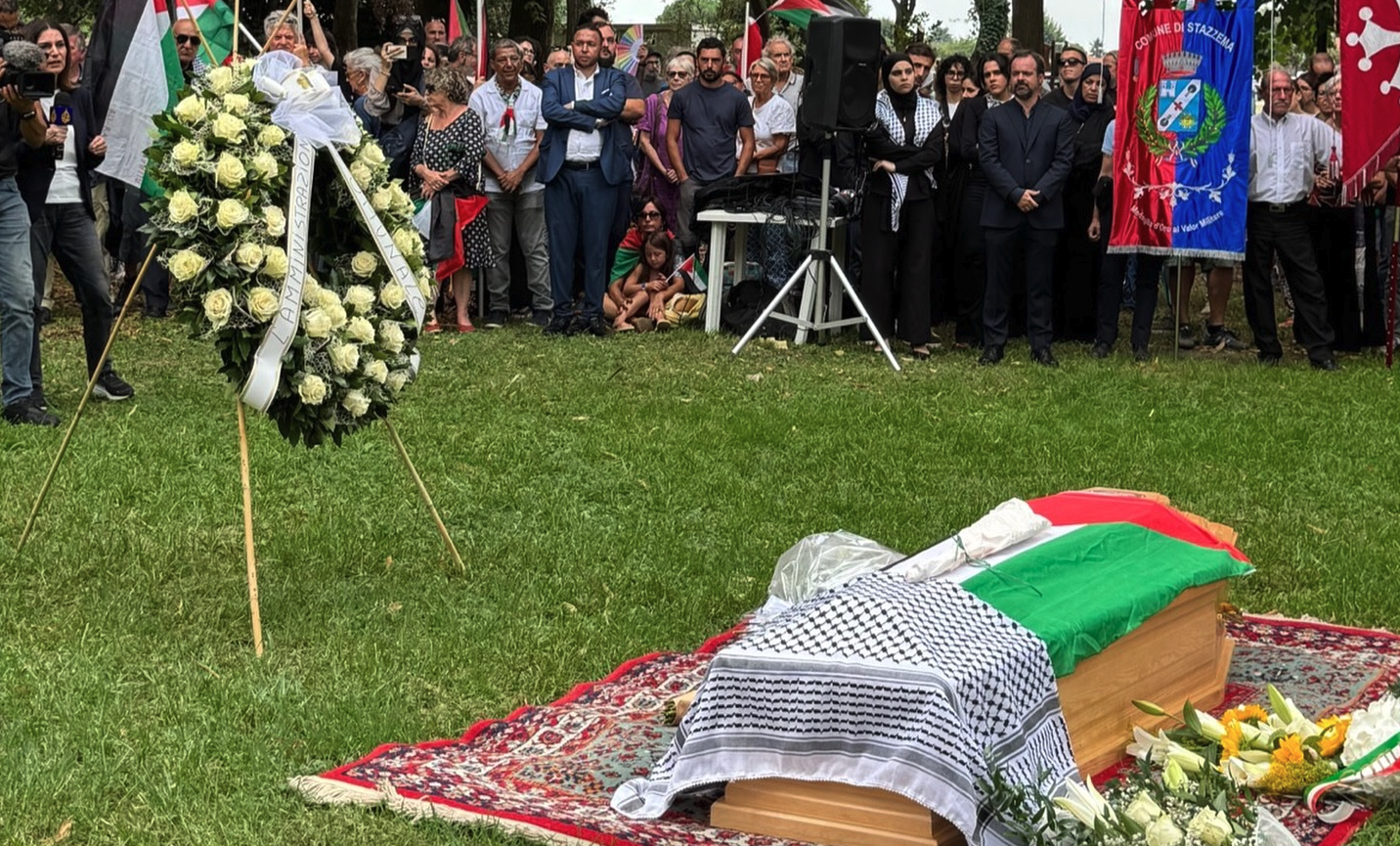 In 500 al funerale di Marah a San Giuliano Terme. La madre: “Marah riposerà qui per sempre ma io voglio tornare nella mia terra”