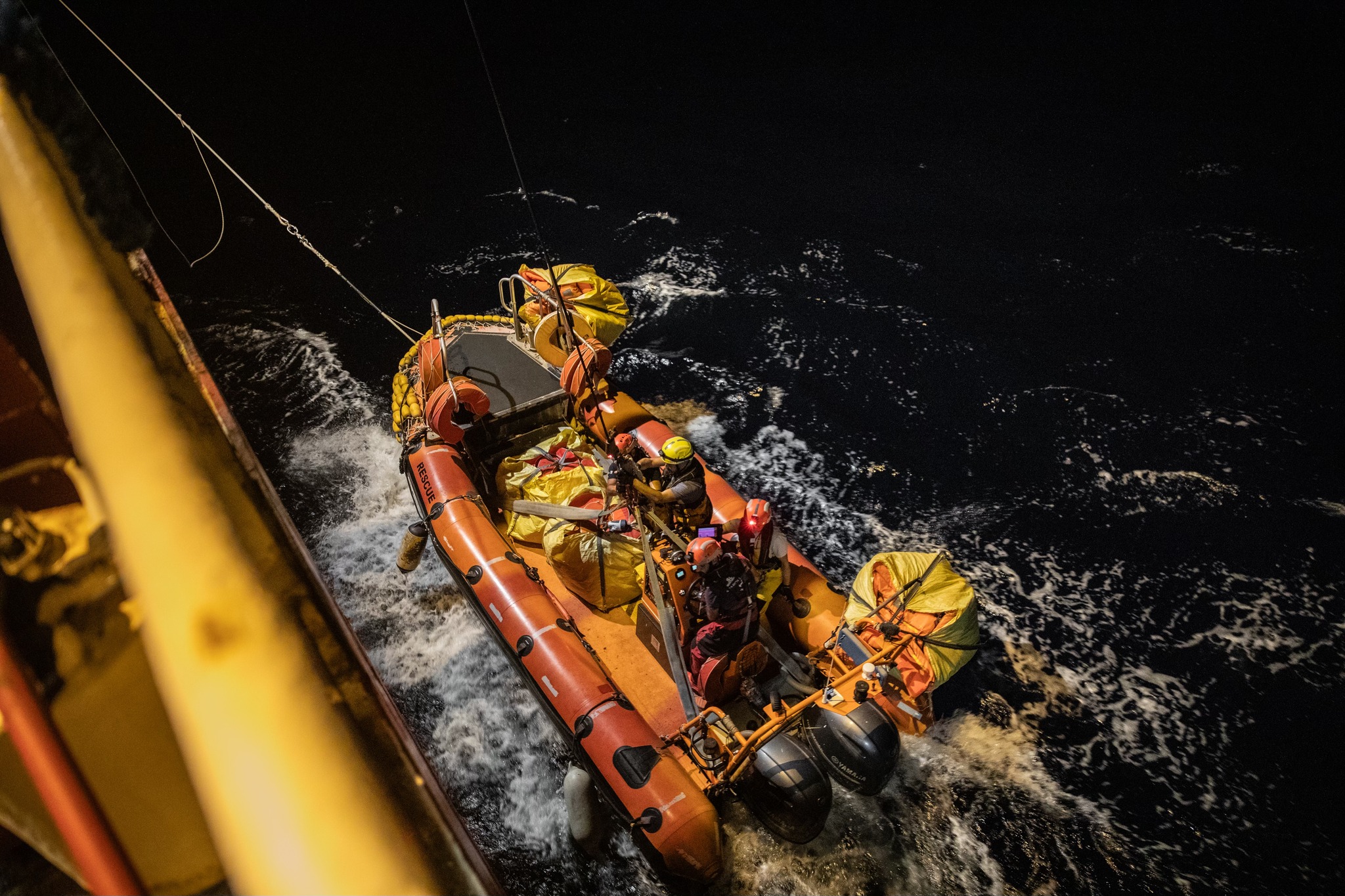La nave Ocean Viking non arriverà in Toscana: riassegnata al porto di Siracusa. “Contro di noi centinaia di spari della Guardia costiera Libica”