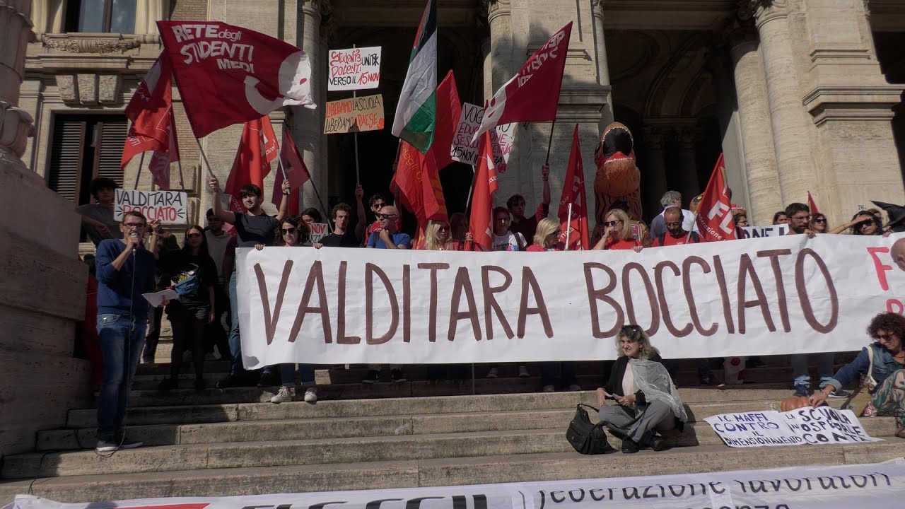 Scuola, domani sit-in contro la “scuola di Valditara”: “Altro che stop ai celluari, qui si cerca di modellare le menti dei ragazzi” – ASCOLTA