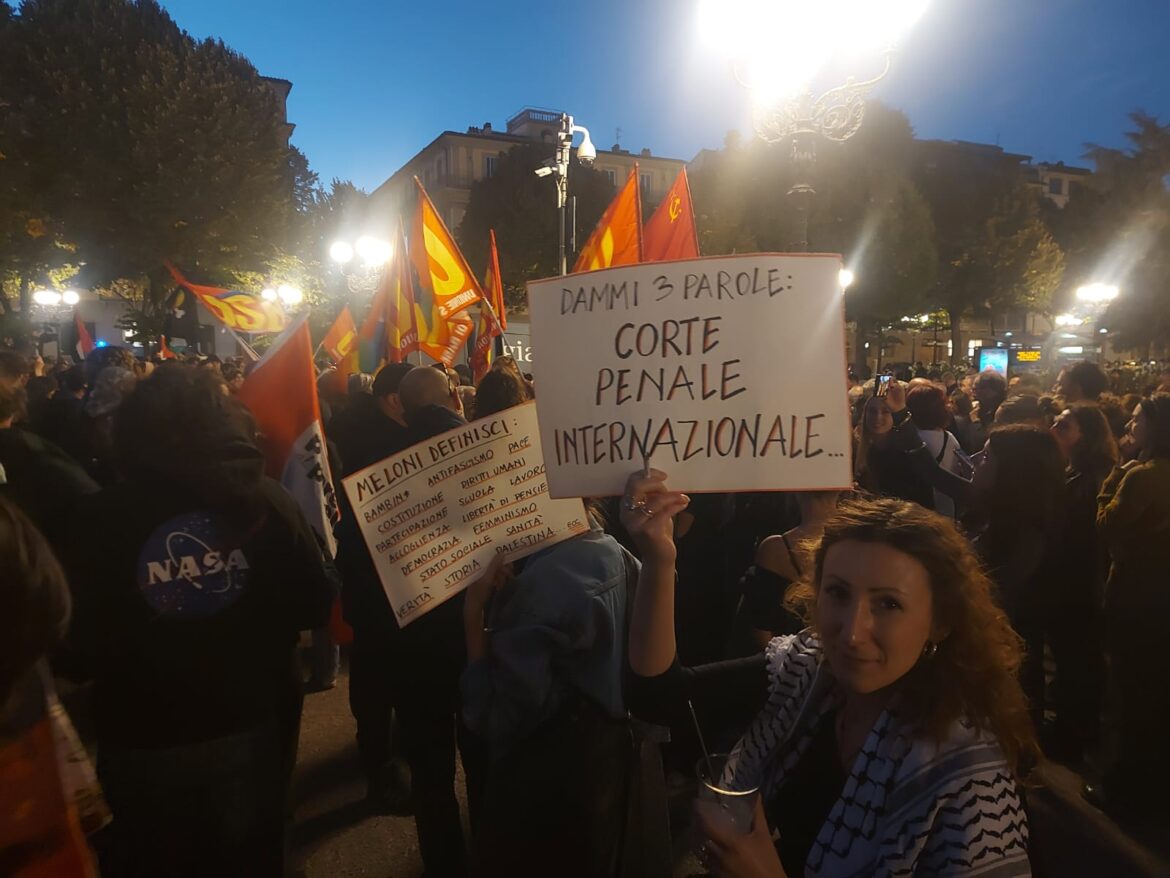 Meloni a Firenze, si muove in corteo la contromanifestazione di studenti e movimenti per la Palestina – FOTO