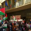 Palestina, passeggiata rumorosa degli universitari fino a Santa Reparata: “Basta ritardi, l’ateneo rompa con Israele” – FOTO / AUDIO