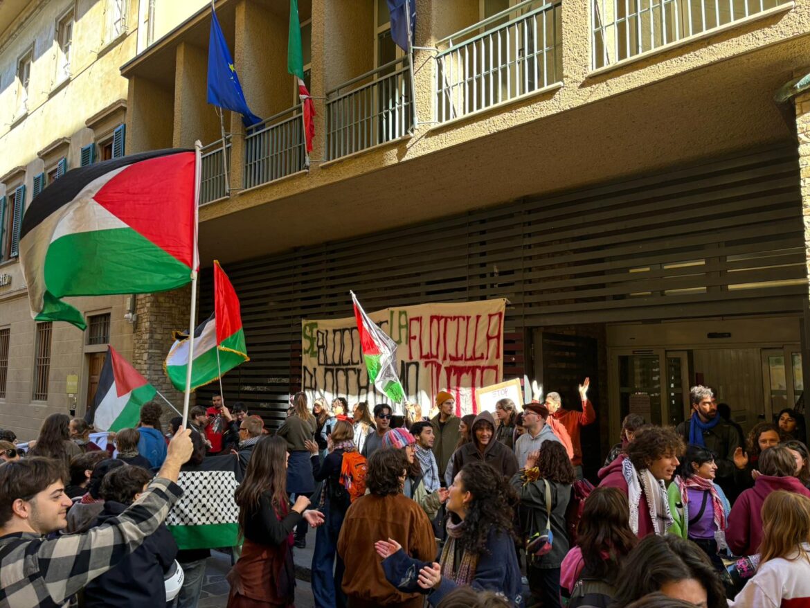 Palestina, passeggiata rumorosa degli universitari fino a Santa Reparata: “Basta ritardi, l’ateneo rompa con Israele” – FOTO / AUDIO