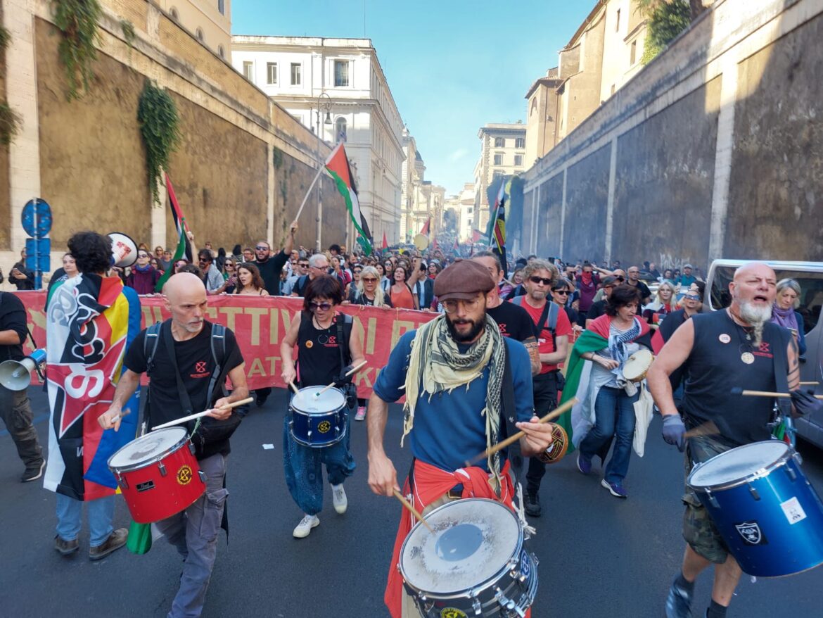 Un milione in piazza a Roma per la Palestina. Migliaia di toscani in corteo, dopo i blocchi e le perquisizioni in autostrada