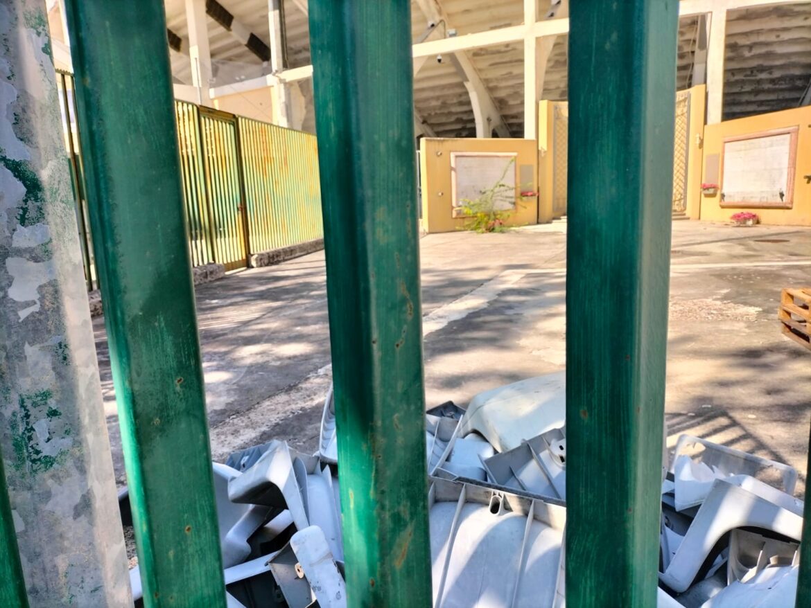 Strage fascista di Campo di Marte, rifiuti e sporcizia nel sacrario che ricorda i 5 giovani fucilati – FOTO