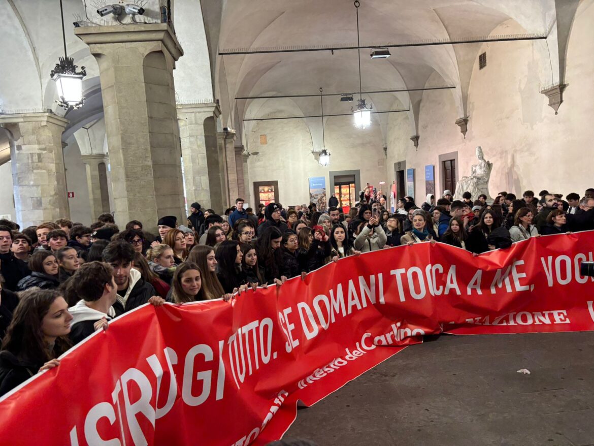 Studenti e studentesse a Palazzo Vecchio per “un minuto di rumore”, contro la violenza sulle donne – ASCOLTA