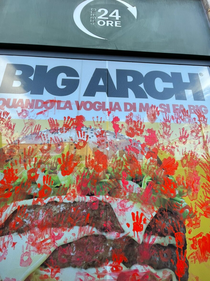 Palestina, blitz degli studenti in sciopero contro il McDonald’s: “Ha le mani sporche di sangue” – FOTO