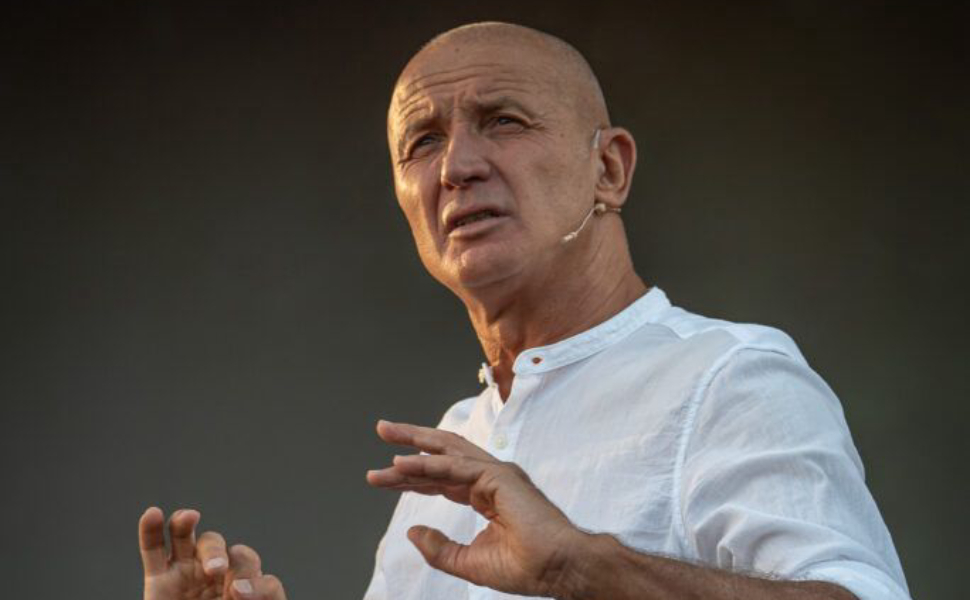 “Negli occhi degli altri”, Domenico Iannacone racconta il suo “metodo” sul palco del Teatro Corsini – ASCOLTA