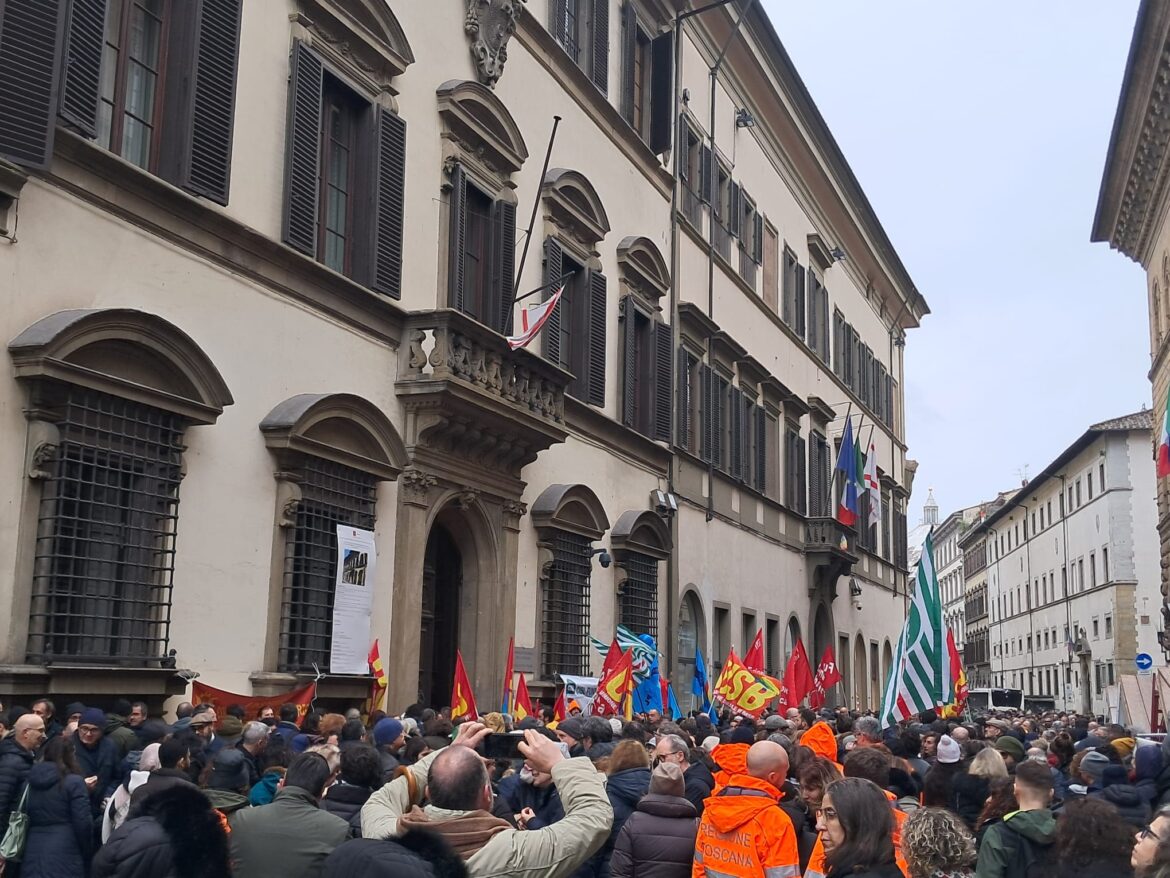 Protesta dei dipendenti Regione, in centinaia al presidio: “Rivogliamo i nostri soldi”. Giani: “Cercheremo una soluzione”- ASCOLTA