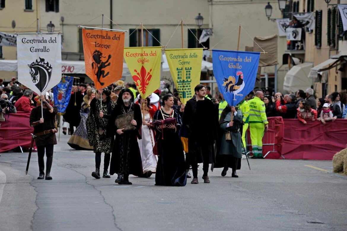 Due giorni di carri simbolici, sfilate allegoriche, coreografie musicali, torna il “Carnevale medievale sancascianese” – ASCOLTA