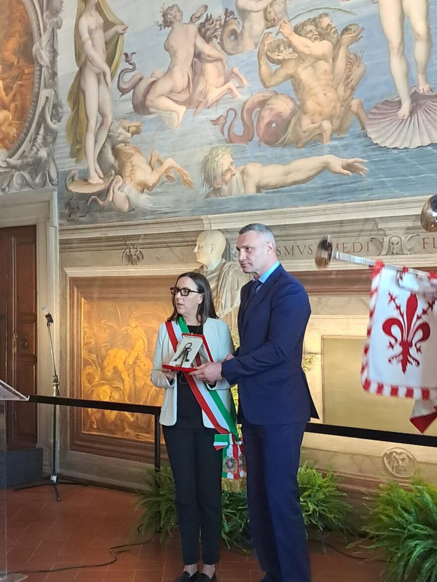 Le Chiavi di Firenze al sindaco di Kiev, che chiama l’UE: “Fate pressioni su Putin e su Trump” – ASCOLTA