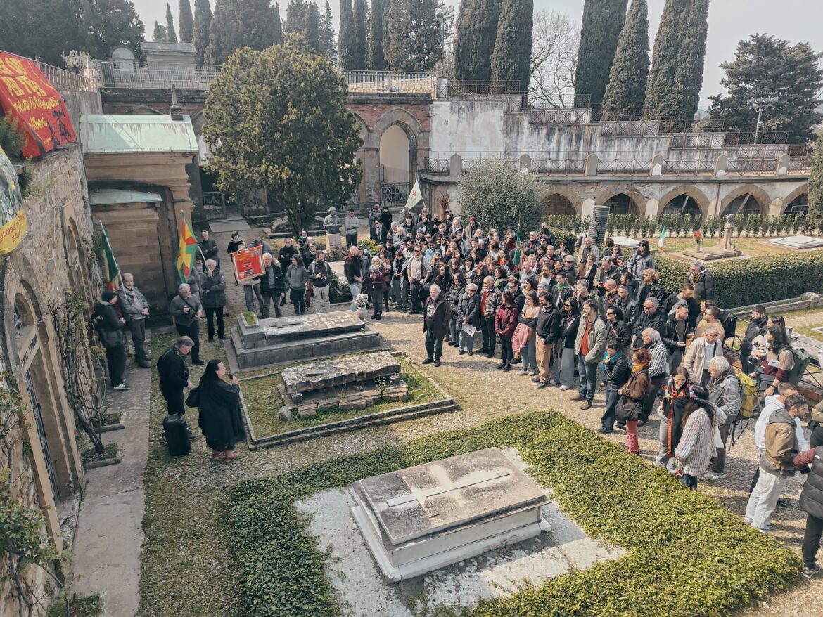 Duecento persone al cimitero delle Porte Sante per Lorenzo Orsetti Tekoşer