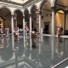 Il cortile di Palazzo Strozzi allagato con l’installazione “There are other fish in the sea” del collettivo Superflex – ASCOLTA