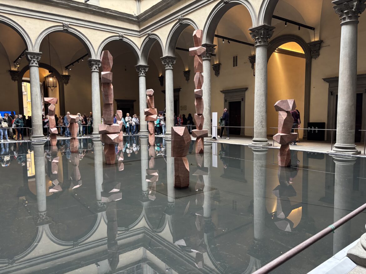Il cortile di Palazzo Strozzi allagato con l’installazione “There are other fish in the sea” del collettivo Superflex – ASCOLTA