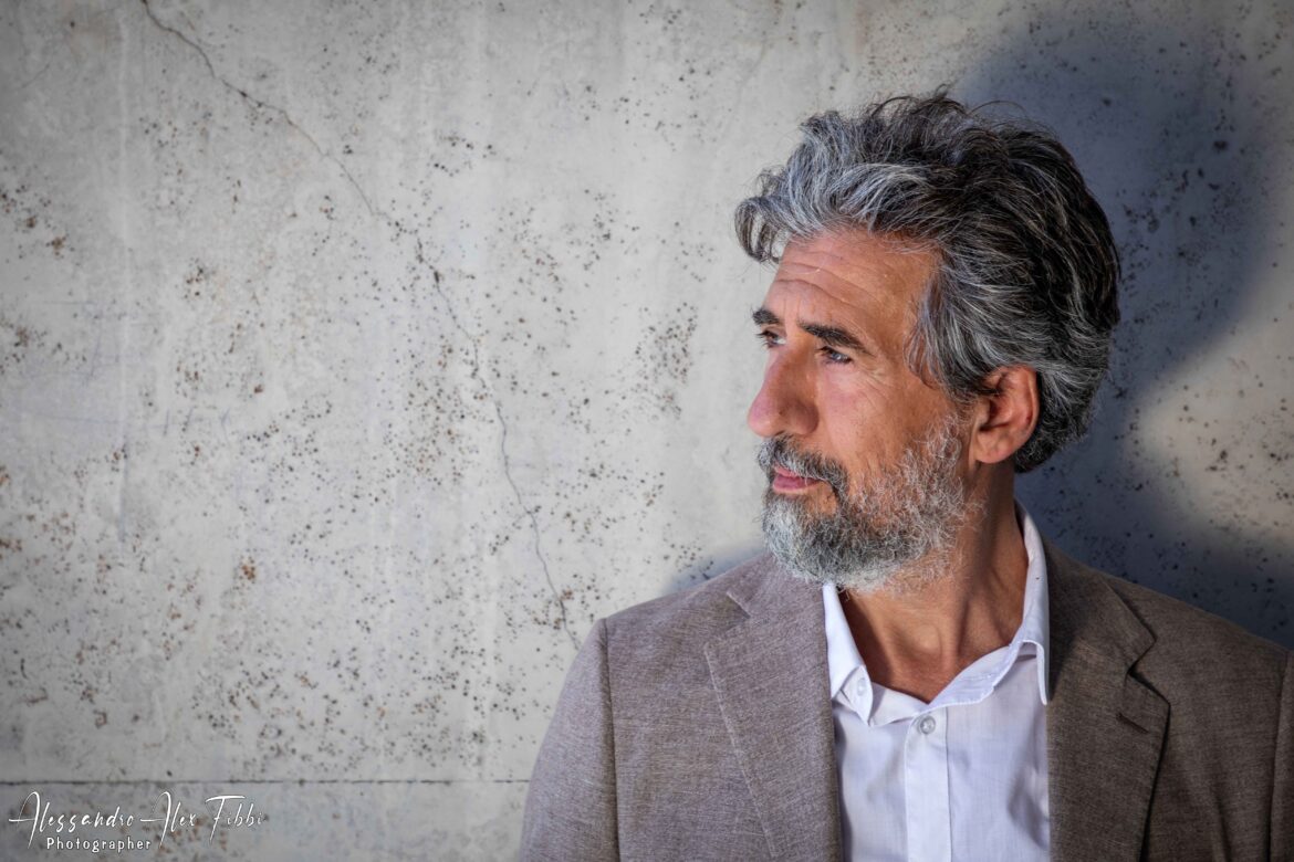 “Come un fiume”, al Teatro Manzoni di Calenzano lo spettacolo dedicato a Terzani apre la rassegna “Incontri” – ASCOLTA