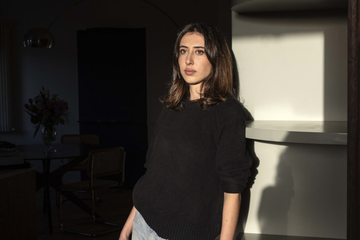 Un “talk show” con Cecilia Sala e la performance DJ Show, doppio appuntamento per la compagnia Sotterraneo a Rifredi – ASCOLTA