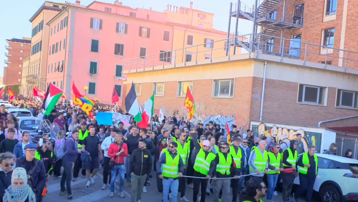 Sciopero generale, a Livorno si sfila al porto e in centro: “Siamo 15.000”