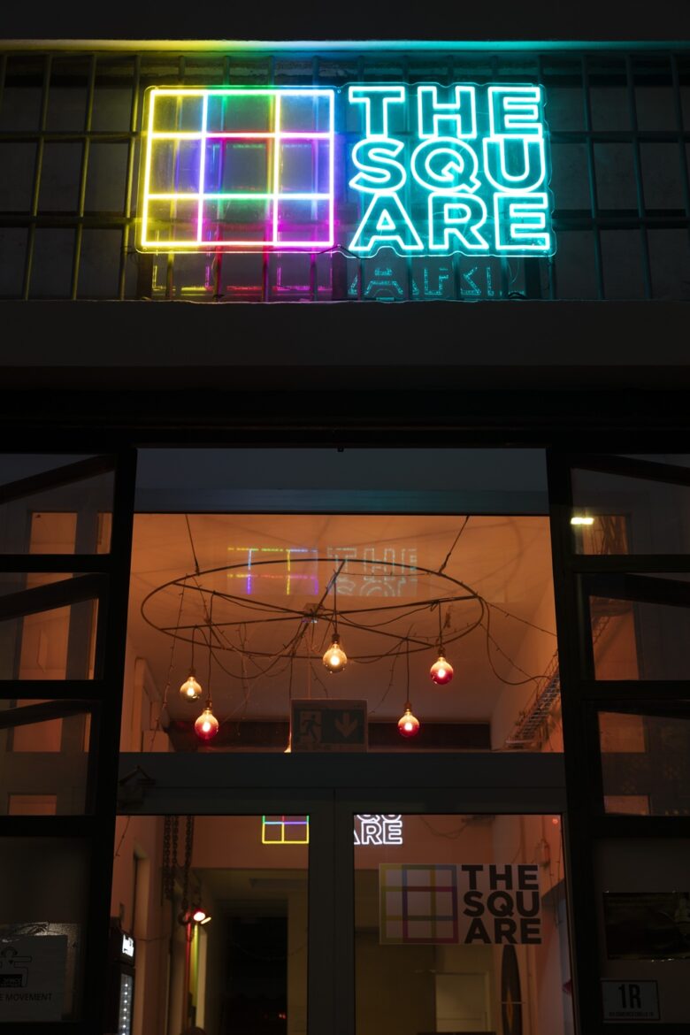 Teatro, improvvisazione, stand up comedy, danza e molto altro per la terza stagione di “The Square” – ASCOLTA