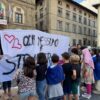DL Scuola, lo striscione strappato alla “Vittorio Veneto” ri-affisso in Santa Croce. Lunedì protesta della Flc Cgil con “lezioni inclusive” in piazza – ASCOLTA
