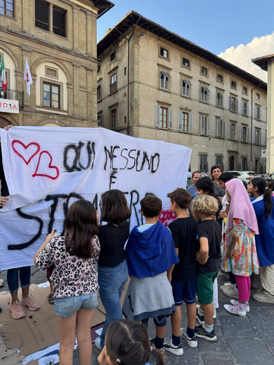 DL Scuola, lo striscione strappato alla “Vittorio Veneto” ri-affisso in Santa Croce. Lunedì protesta della Flc Cgil con “lezioni inclusive” in piazza – ASCOLTA